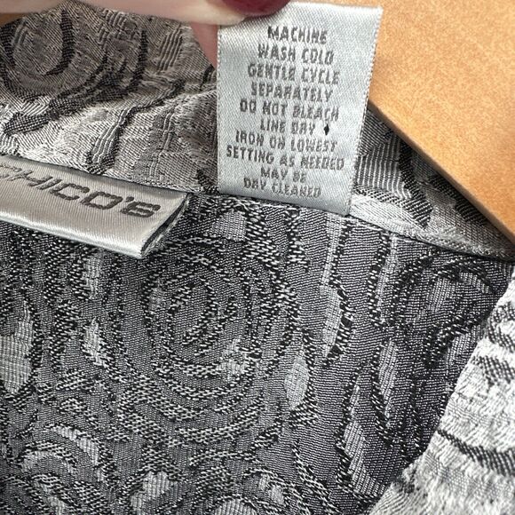 Chico’s Jacket Womens Medium/8 Silver Textured Rose Pattern Button Up Light - Picture 5 of 6